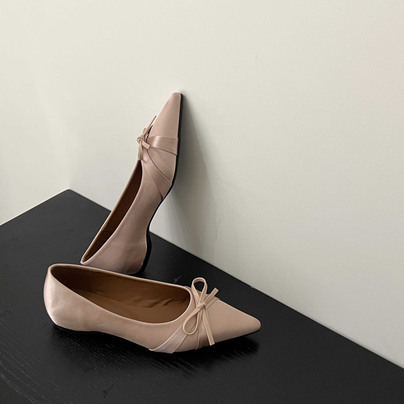 Jesenné topánky Baotou s novým produktom z roku 2025, vnútornou zvýrazňujúcou mašľou, špicatou špičkou a plytkými ústami, európskym a americkým štýlom.