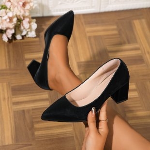 Moteriški 2025 metų temperamento, didelio dydžio, matiniai aukštakulniai bateliai su storu kulnu ir smailiu kulnu.