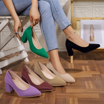 Moteriški 2025 metų temperamento, didelio dydžio, matiniai aukštakulniai bateliai su storu kulnu ir smailiu kulnu.