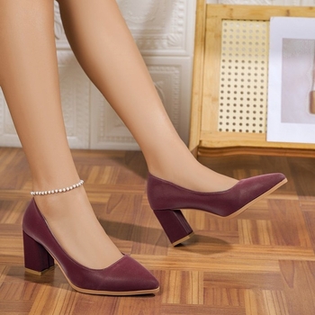 Moteriški 2025 metų temperamento, didelio dydžio, matiniai aukštakulniai bateliai su storu kulnu ir smailiu kulnu.