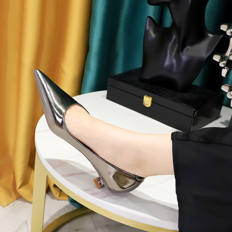 230-7 Europski i američki stil retro mode jednostavne i udobne niske pete s mačjom petom, plitke, šiljaste, banketne ženske cipele za proljeće i jesen, jednoslojne cipele