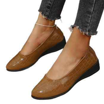 Európske a americké zahraničné obchodné plus veľkosti ležérne ploché fazuľové topánky 2025 jarné nové špicaté mäkké spodné plytké topánky pre ženy