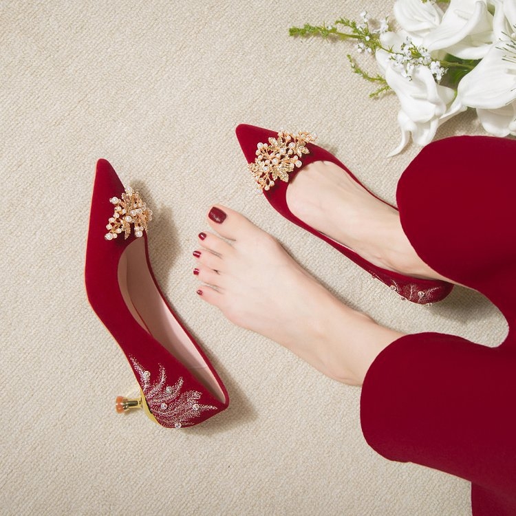 Červené svadobné topánky jar a leto 2024 nové svadobné šaty Xiuhe svadobné topánky na dvoch podpätkoch nízky podpätok vysoké podpätky dámske ihličkové podpätky