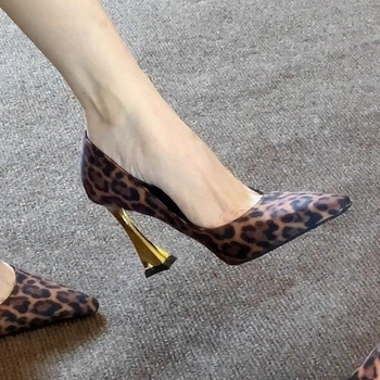 2025 m. pavasario madingi leopardo rašto aukštakulniai, seksualūs, temperamentingi, stiletiniai bateliai, užsienio prekybos moteriški bateliai, banga