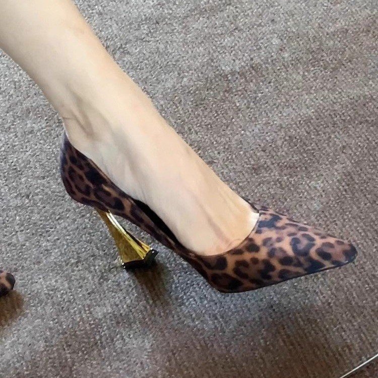 2025 m. pavasario madingi leopardo rašto aukštakulniai, seksualūs, temperamentingi, stiletiniai bateliai, užsienio prekybos moteriški bateliai, banga