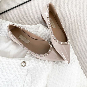 Proljetne cipele s zakovicama za 2024. godinu, ravne cipele sa špicastim vrhom, ženske baletne cipele od lakirane kože, moderne ravne potpetice, bez rukava, punk cipele