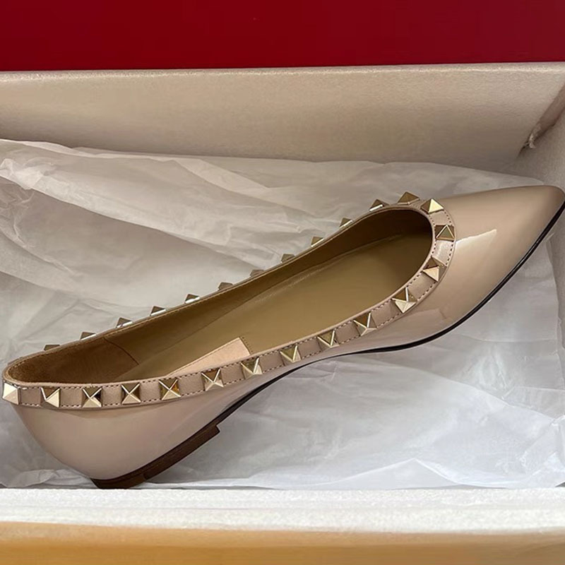 Proljetne cipele s zakovicama za 2024. godinu, ravne cipele sa špicastim vrhom, ženske baletne cipele od lakirane kože, moderne ravne potpetice, bez rukava, punk cipele