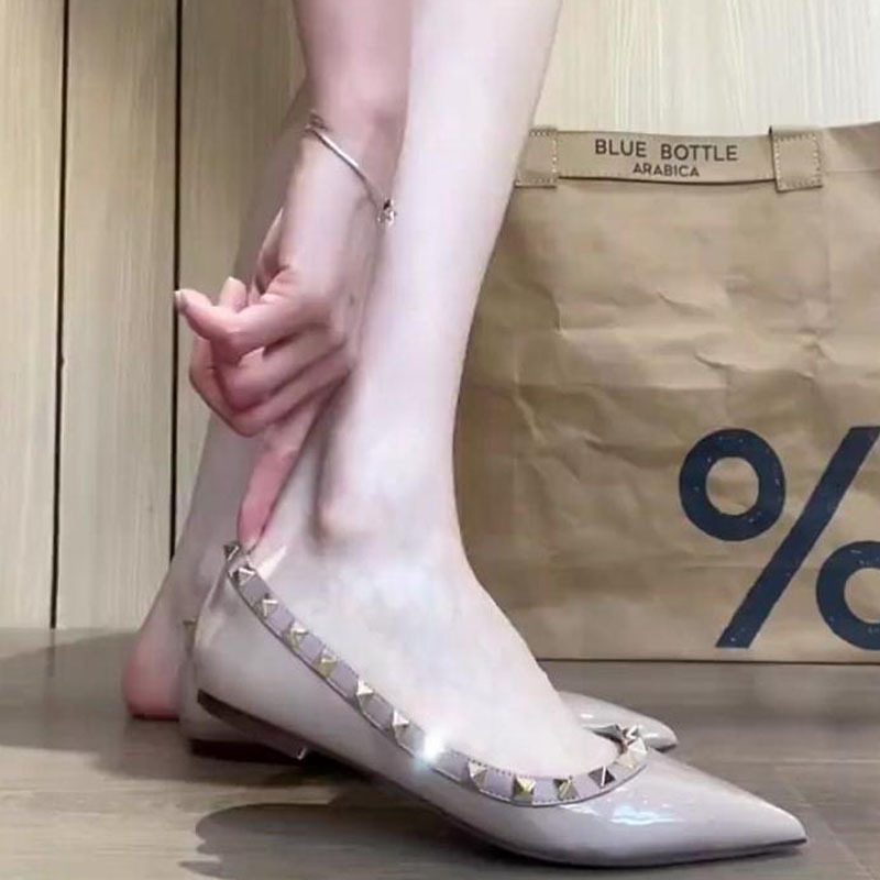 Proljetne cipele s zakovicama za 2024. godinu, ravne cipele sa špicastim vrhom, ženske baletne cipele od lakirane kože, moderne ravne potpetice, bez rukava, punk cipele