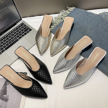 Aukštakulniai „Baotou“ šlepetės moterims, 2025 m. pavasario ir vasaros, naujos, akmeninio rašto, vienspalvės, moteriškos šlepetės smailiu, storu kulnu ir vidutinio kulno.