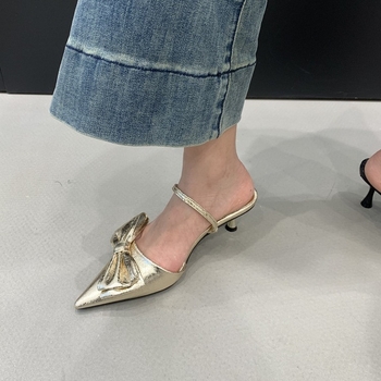 Γυναικεία Λευκά Σανδάλια με Τακούνι Στιλέτο, Λευκά, Ρηχά Σανδάλια και Μυτερό Φιόγκο, White Manor!