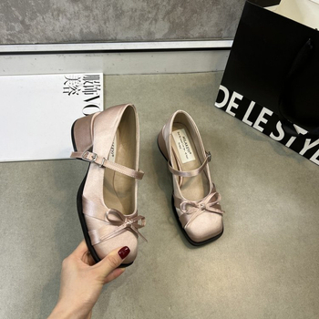Nove satenske cipele s četvrtastom Mary Jane petom i mašnom za proljeće i ljeto 2025., eksplozivne cipele s potkovom i kopčom