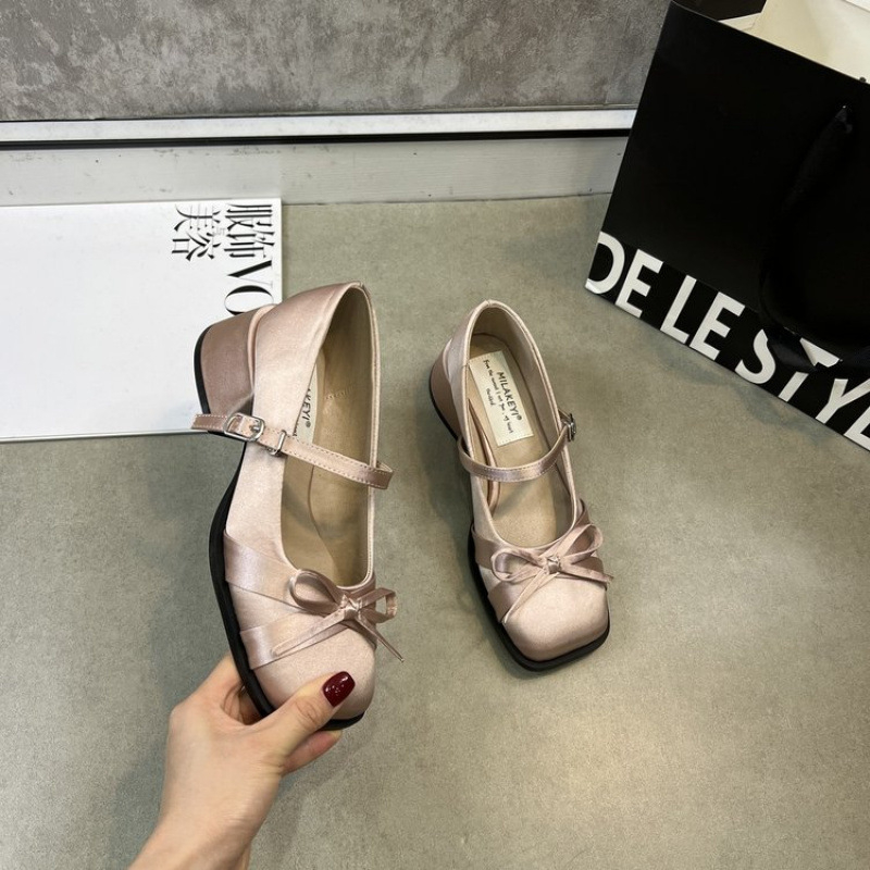 Nove satenske cipele s četvrtastom Mary Jane petom i mašnom za proljeće i ljeto 2025., eksplozivne cipele s potkovom i kopčom