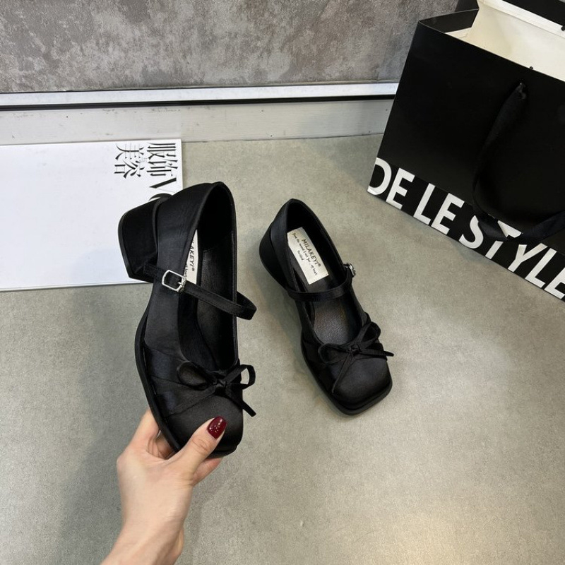 Nove satenske cipele s četvrtastom Mary Jane petom i mašnom za proljeće i ljeto 2025., eksplozivne cipele s potkovom i kopčom