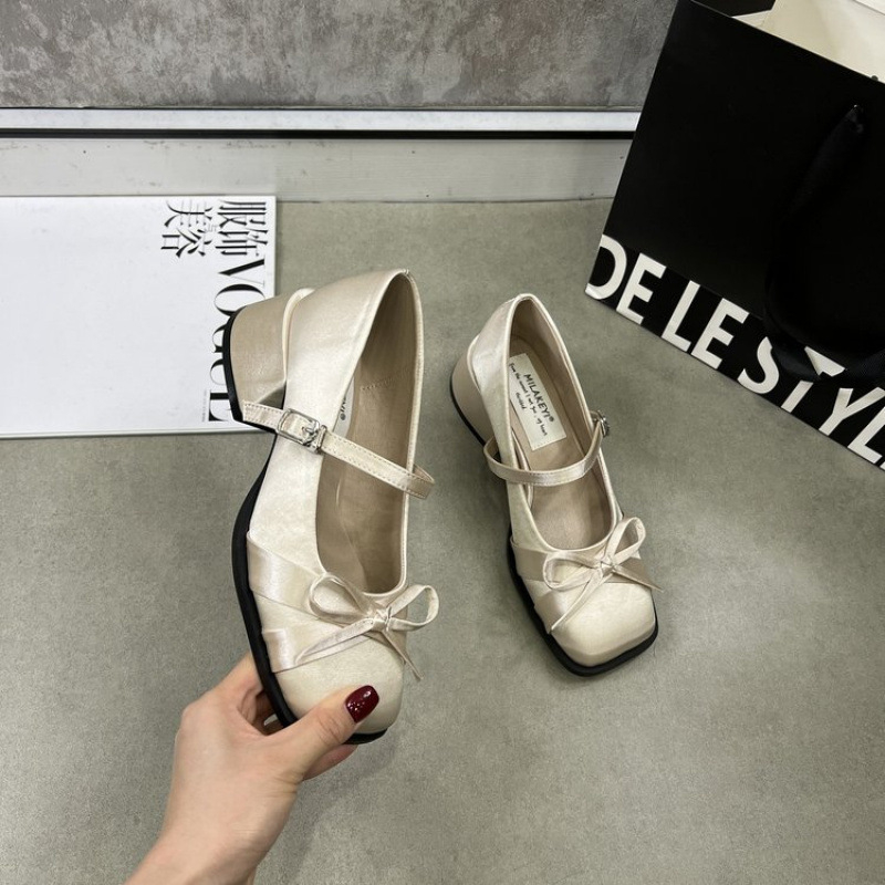 Nove satenske cipele s četvrtastom Mary Jane petom i mašnom za proljeće i ljeto 2025., eksplozivne cipele s potkovom i kopčom