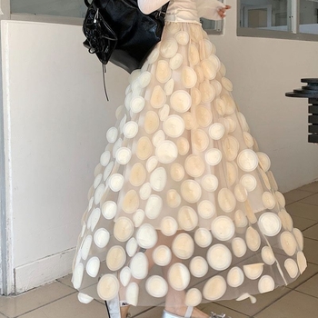 Βαριά βιομηχανική φούστα με στρογγυλό κυκλικό πλέγμα μεσαίου μήκους και μεγάλο βολάν, με σχέδιο τρισδιάστατης σχεδίασης, για την άνοιξη του 2025, με διασταυρούμενη φούστα που καλύπτει το μισό σώμα.