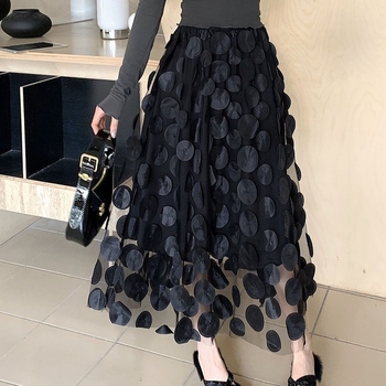 Βαριά βιομηχανική φούστα με στρογγυλό κυκλικό πλέγμα μεσαίου μήκους και μεγάλο βολάν, με σχέδιο τρισδιάστατης σχεδίασης, για την άνοιξη του 2025, με διασταυρούμενη φούστα που καλύπτει το μισό σώμα.