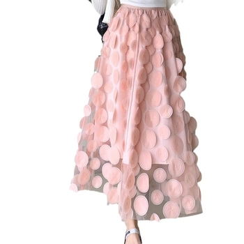 Βαριά βιομηχανική φούστα με στρογγυλό κυκλικό πλέγμα μεσαίου μήκους και μεγάλο βολάν, με σχέδιο τρισδιάστατης σχεδίασης, για την άνοιξη του 2025, με διασταυρούμενη φούστα που καλύπτει το μισό σώμα.