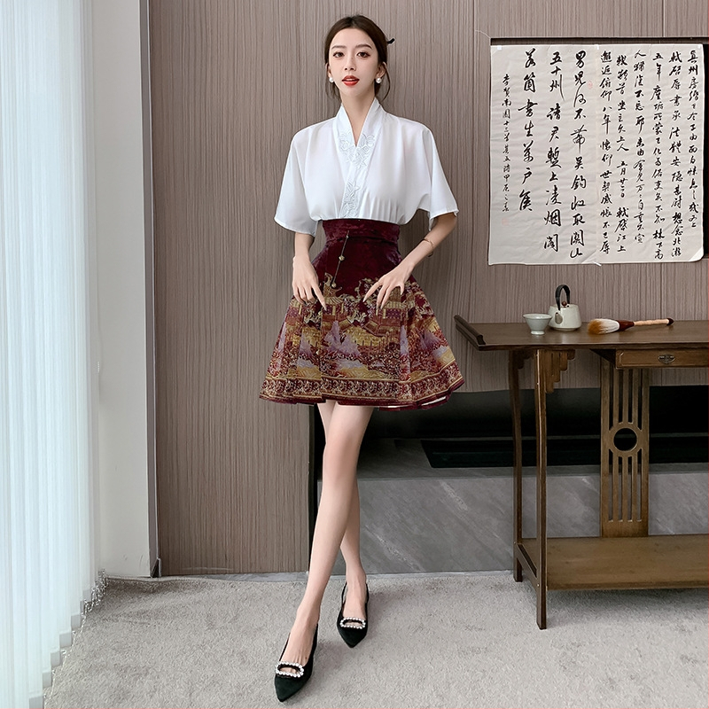 Ljeto 2024. Novi kineski stil, mali čovjek s ovratnikom, izvezeni top, kratka jednodijelna suknja s printom konja, moderna