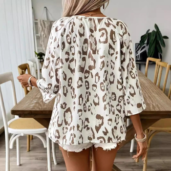 2024 m. Europos ir Amerikos pavasario ir vasaros moteriški drabužiai, elegantiški laisvalaikio viršutiniai drabužiai, chaki spalvos leopardo rašto, dideli V formos iškirptės, trijų ketvirčių rankovių marškiniai