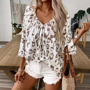 2024 m. Europos ir Amerikos pavasario ir vasaros moteriški drabužiai, elegantiški laisvalaikio viršutiniai drabužiai, chaki spalvos leopardo rašto, dideli V formos iškirptės, trijų ketvirčių rankovių marškiniai