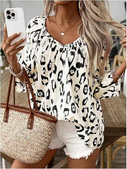 2024 m. Europos ir Amerikos pavasario ir vasaros moteriški drabužiai, elegantiški laisvalaikio viršutiniai drabužiai, chaki spalvos leopardo rašto, dideli V formos iškirptės, trijų ketvirčių rankovių marškiniai