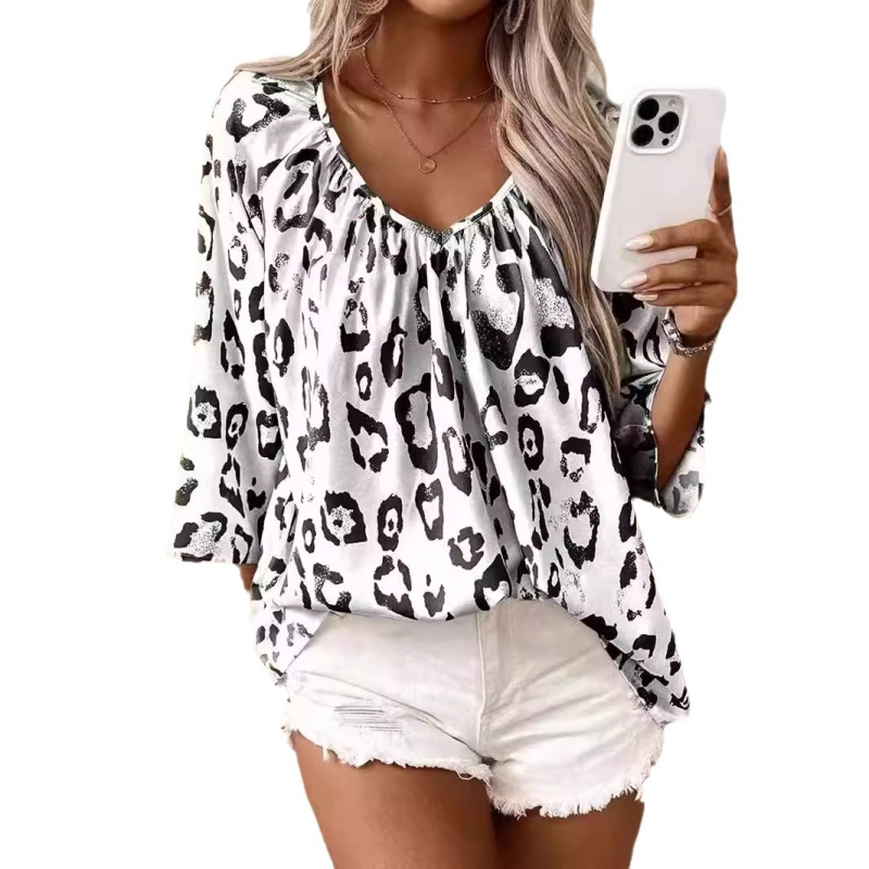 2024 m. Europos ir Amerikos pavasario ir vasaros moteriški drabužiai, elegantiški laisvalaikio viršutiniai drabužiai, chaki spalvos leopardo rašto, dideli V formos iškirptės, trijų ketvirčių rankovių marškiniai