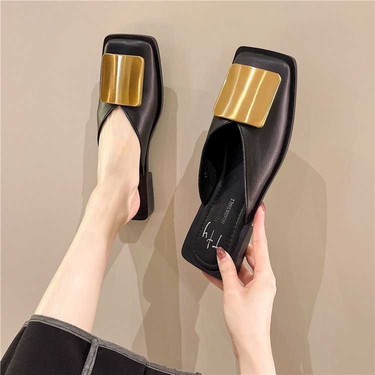 Madingos metalinės lakuotos odos užmaunamos pusšlepetės su kepuraite moteriškiems viršutiniams drabužiams 2024 m. vasarai naujos universalios storos aukštakulnės basutės moterims