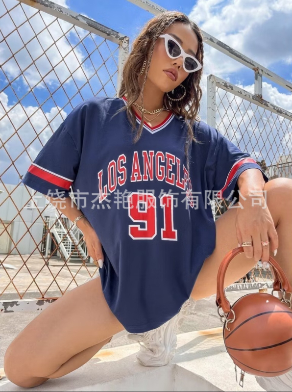 Dámske voľné tričko s potlačou európskych a amerických športov Los Angeles s pruhovaným lemom a výstrihom do V