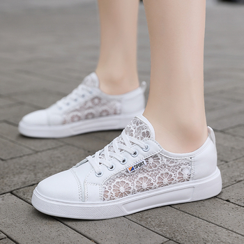 Λευκά γυναικεία παπούτσια 2023 καλοκαίρι νέα ευέλικτα αναπνεύσιμα φλατ αθλητικά sneakers με κοψίματα και mesh, λεπτό στυλ