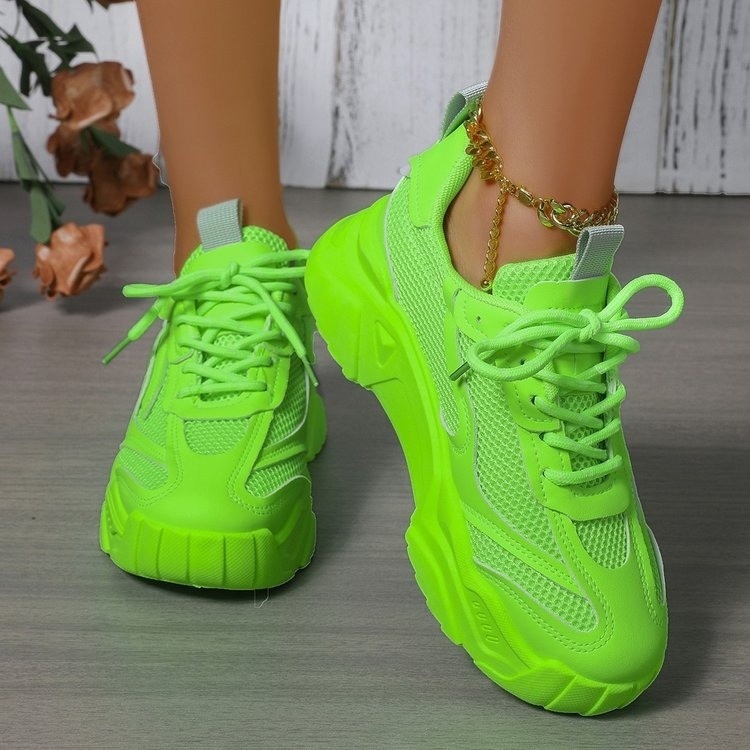 Tarpvalstybinė užsienio prekyba, pavasario ir vasaros mada, tinkliniai batai, laisvalaikio batai, saldainių spalvos, kvėpuojantys, storapadžiai, padidinto dydžio sportbačiai