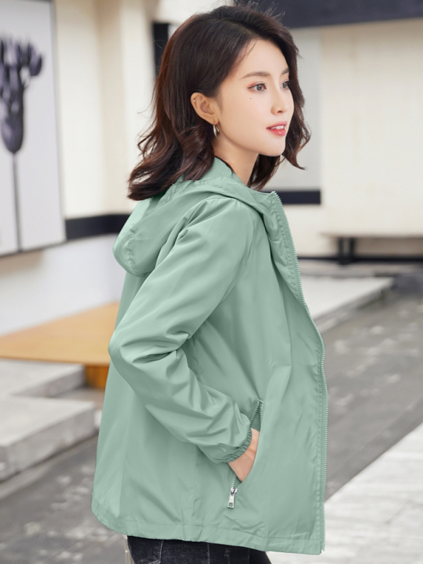 Dámsky krátky kabát pre páry z roku 2024, jar a jeseň, nová voľná bunda v kórejskom štýle s opaľovacím krémom, študentská bunda s kapucňou