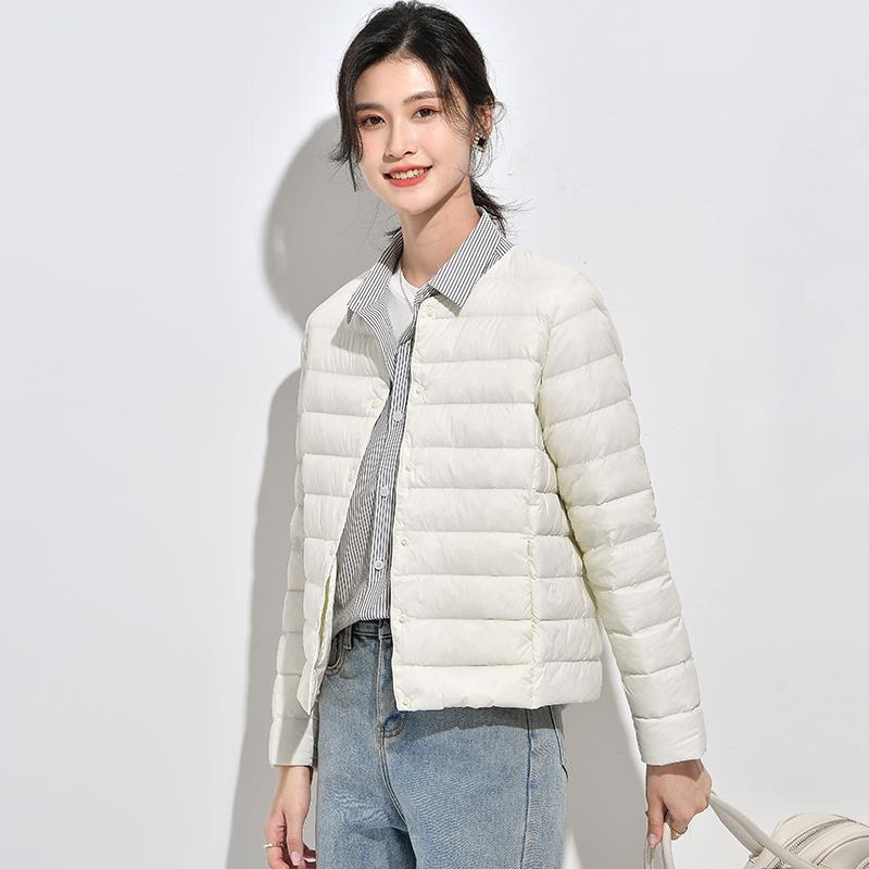 2022 m. žieminė lengva 90 laipsnių pūkinė moteriška striukė su ilgomis rankovėmis, apvalia iškirpte, V formos iškirpte, dviejų drabužių, plonas, trumpas baltas pūkinis švarkas su skersiniu kraštu.