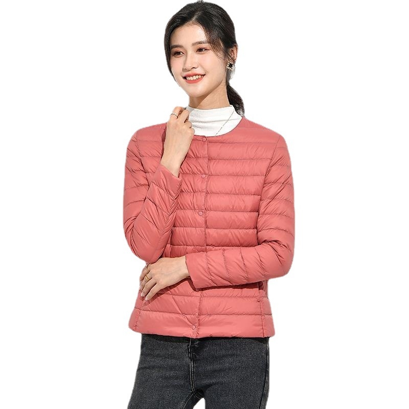 2022 m. žieminė lengva 90 laipsnių pūkinė moteriška striukė su ilgomis rankovėmis, apvalia iškirpte, V formos iškirpte, dviejų drabužių, plonas, trumpas baltas pūkinis švarkas su skersiniu kraštu.