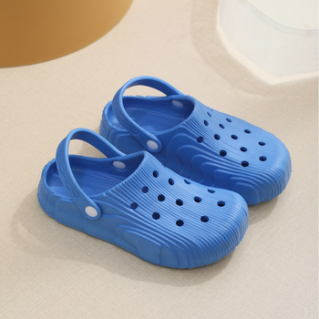 Rūpnīcas vairumtirdzniecības vasaras čības pāris bieza apakša elpojoša neslīdoša, moderna, viegla ikdienas uzvelkama iekštelpu un āra apavi