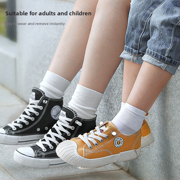 Laisvi, tingūs batraiščių artefaktai, vyriški ir moteriški, maži balti bateliai, vaikiški, laisvi, be raištelių, juodi ir balti, plokščii batraiščių virvės sagtis