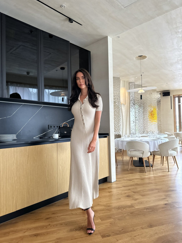 Dlhé jednoradové pletené šaty s krátkym rukávom a zoštíhľujúcim vzhľadom z roku 2023, elegantné, spájajúce kontrastné farby a zakrývajúce boky