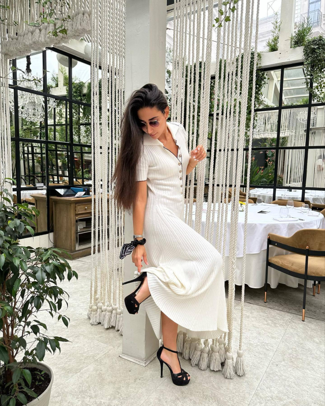 Dlhé jednoradové pletené šaty s krátkym rukávom a zoštíhľujúcim vzhľadom z roku 2023, elegantné, spájajúce kontrastné farby a zakrývajúce boky