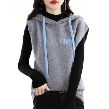 Naiste kapuutsiga kootud vest sügis- ja talveks 2025. aastaks. Uus moodne lahtise vöökohaga kampsun sügis- ja talveriietus.