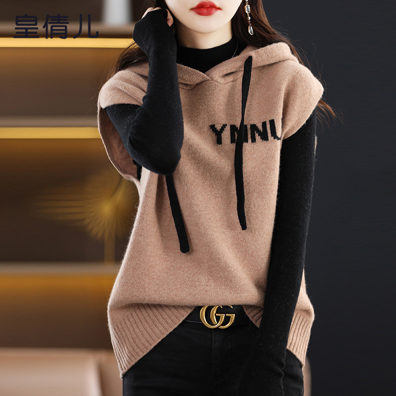 Naiste kapuutsiga kootud vest sügis- ja talveks 2025. aastaks. Uus moodne lahtise vöökohaga kampsun sügis- ja talveriietus.