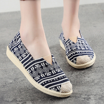 Seni Pekino medžiaginiai moteriški užsegami juodi balti drobiniai darbo bateliai etninio stiliaus laisvalaikio bateliai lengvi pupelių formos bateliai