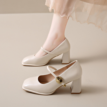 Παπούτσια Mary Jane με χοντρό τακούνι και απαλό στυλ 2025 Άνοιξη και καλοκαίρι Νέο στυλ Χρώμα γάλακτος τσάι Παπούτσια μονής στρώσης με αγκράφα και τετράγωνο κεφάλι, με φούστα για μετακινήσεις