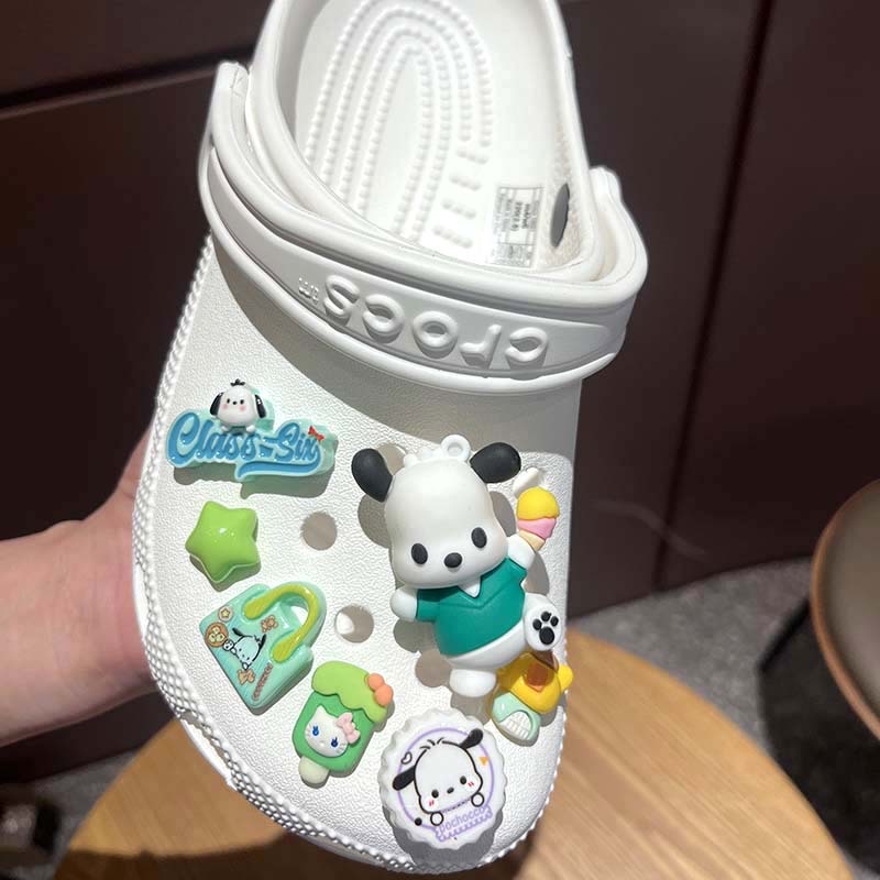 Uued kingapandlaga sobivad auguga kingad isetehtud Sanrio dekoratiivsed LED-välklambiga kingalilled cr Kulomi Melody aksessuaarid