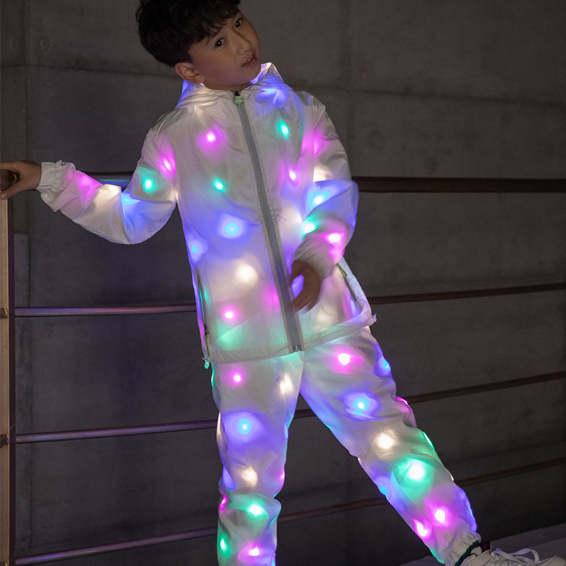 Amazoni kuummüügis LED-kumaga etenduskostüüm Halloweeni riided Ööklubi Interneti kuulsuste kapuutsiga helendav ülerõivas meestele ja naistele