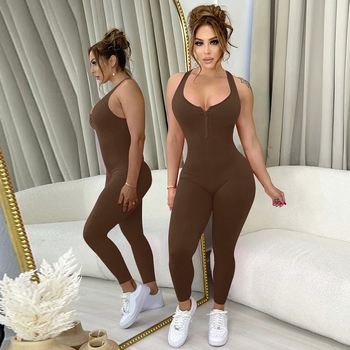 Νέα, σέξι, άνετη, μονόχρωμη ολόσωμη φόρμα με τιράντες και χαμηλό γιακά, στενή γραμμή και φερμουάρ στο στήθος, άνοιξη 2024