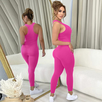 Νέα, σέξι, άνετη, μονόχρωμη ολόσωμη φόρμα με τιράντες και χαμηλό γιακά, στενή γραμμή και φερμουάρ στο στήθος, άνοιξη 2024