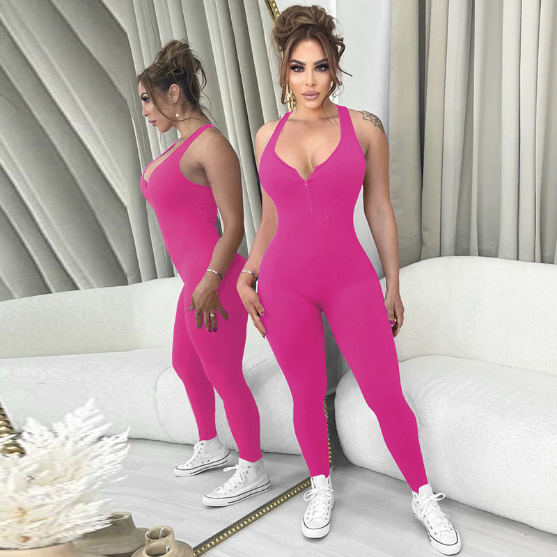 Νέα, σέξι, άνετη, μονόχρωμη ολόσωμη φόρμα με τιράντες και χαμηλό γιακά, στενή γραμμή και φερμουάρ στο στήθος, άνοιξη 2024