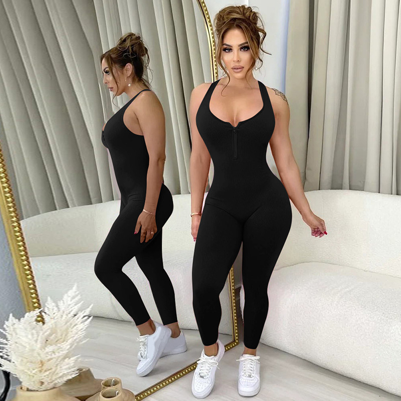 Νέα, σέξι, άνετη, μονόχρωμη ολόσωμη φόρμα με τιράντες και χαμηλό γιακά, στενή γραμμή και φερμουάρ στο στήθος, άνοιξη 2024