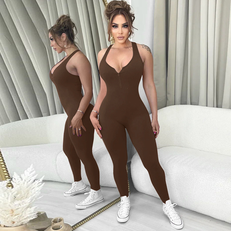 Νέα, σέξι, άνετη, μονόχρωμη ολόσωμη φόρμα με τιράντες και χαμηλό γιακά, στενή γραμμή και φερμουάρ στο στήθος, άνοιξη 2024