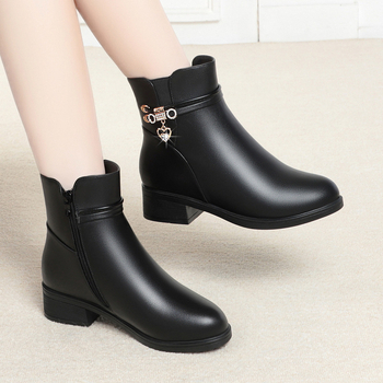 Γυναικεία χειμωνιάτικα παπούτσια με βαμβακερή επένδυση 2023, φθινοπωρινά και χειμωνιάτικα, μεσήλικες, κοντές μπότες με μαλακό πάτο, φλατ δερμάτινα παπούτσια, μοντέρνα casual μπότες με φλις επένδυση