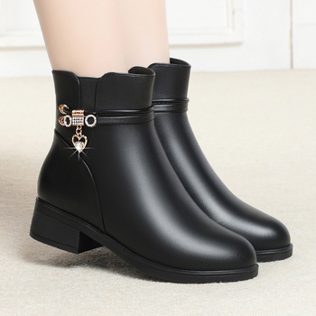 Γυναικεία χειμωνιάτικα παπούτσια με βαμβακερή επένδυση 2023, φθινοπωρινά και χειμωνιάτικα, μεσήλικες, κοντές μπότες με μαλακό πάτο, φλατ δερμάτινα παπούτσια, μοντέρνα casual μπότες με φλις επένδυση